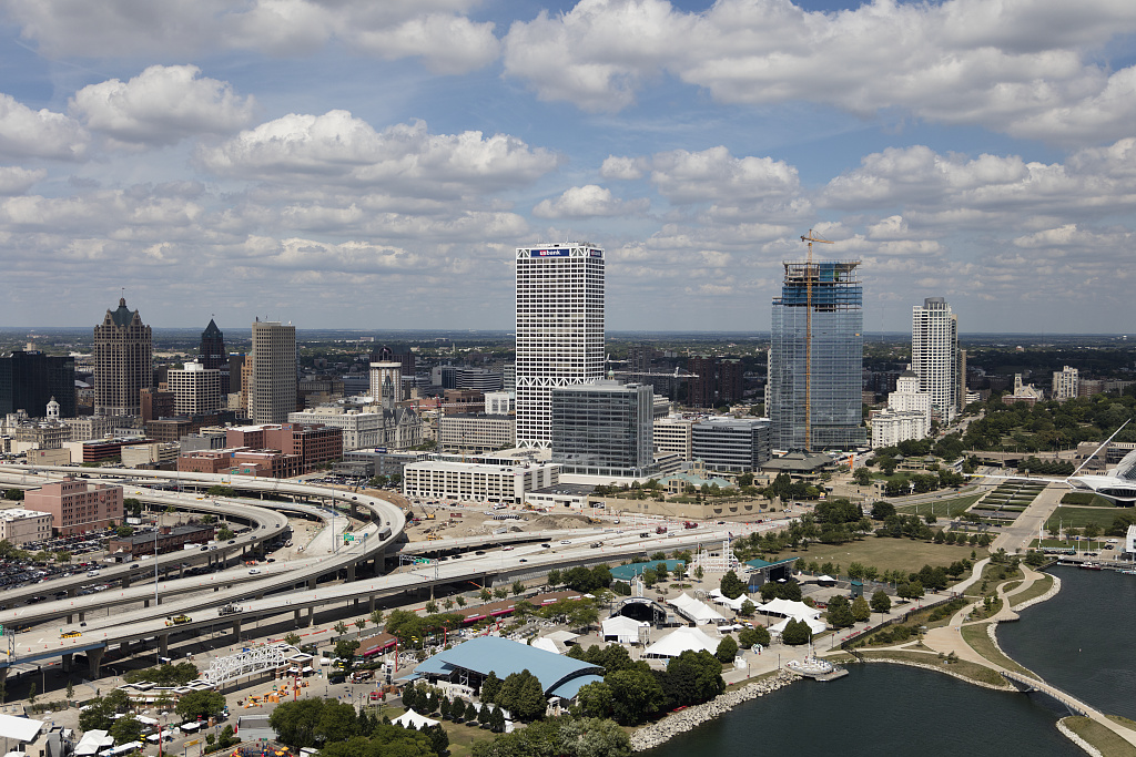 Roof Service Agreements in Milwaukee, WI
